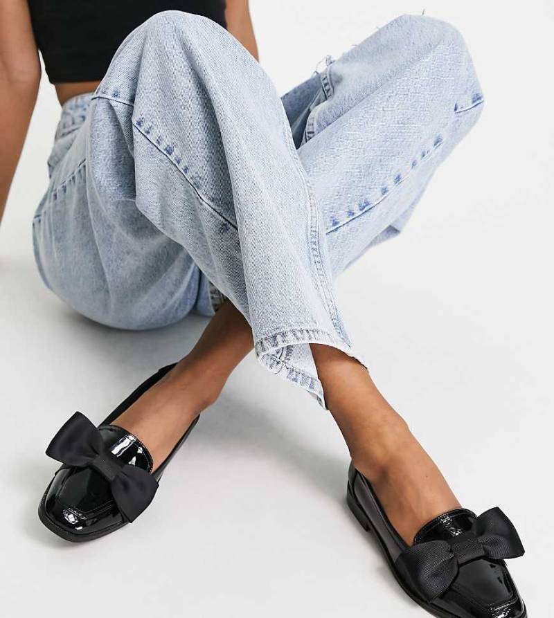 ASOS DESIGN Wide Fit - Mentor - Flache Loafer in Schwarz lackiert mit Schleifenverzierung, weite Passform von ASOS DESIGN Wide Fit