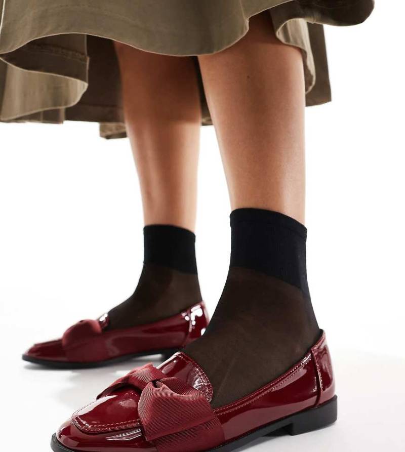 ASOS DESIGN Wide Fit - Mentor - Flache Loafer in burgunderroter Lackoptik mit Schleifenverzierung, weite Passform von ASOS DESIGN Wide Fit
