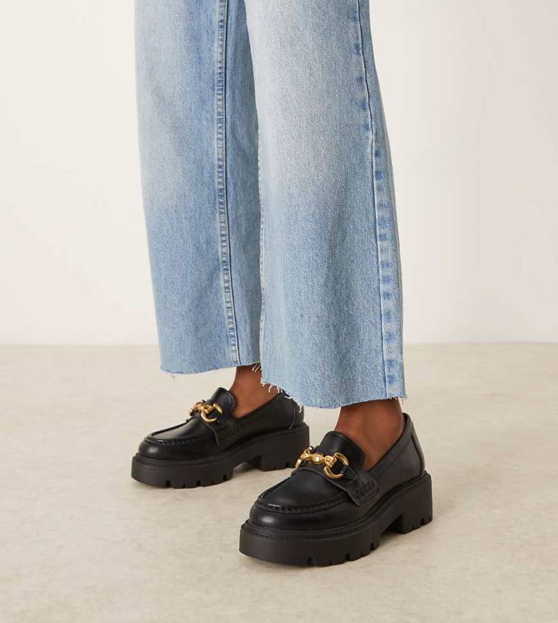 ASOS DESIGN Wide Fit - Milan - Loafer mit klobigen Kettendetails in Schwarz, weite Passform von ASOS DESIGN Wide Fit