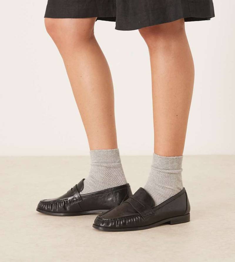 ASOS DESIGN Wide Fit - Minnie - Loafer in Schwarz mit gerafften Details von ASOS DESIGN Wide Fit