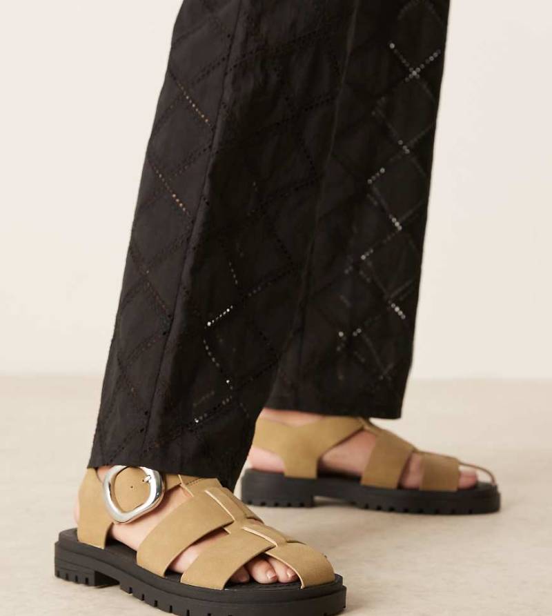 ASOS DESIGN Wide Fit - Monarch - Sandalen im Seemannsstil aus Wildlederimitat in Taupe mit dicker Sohle, weite Passform-Neutral von ASOS DESIGN Wide Fit