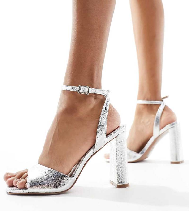 ASOS DESIGN Wide Fit - Noah - Filigrane Sandaletten in Silber mit Blockabsatz, weite Passform von ASOS DESIGN Wide Fit