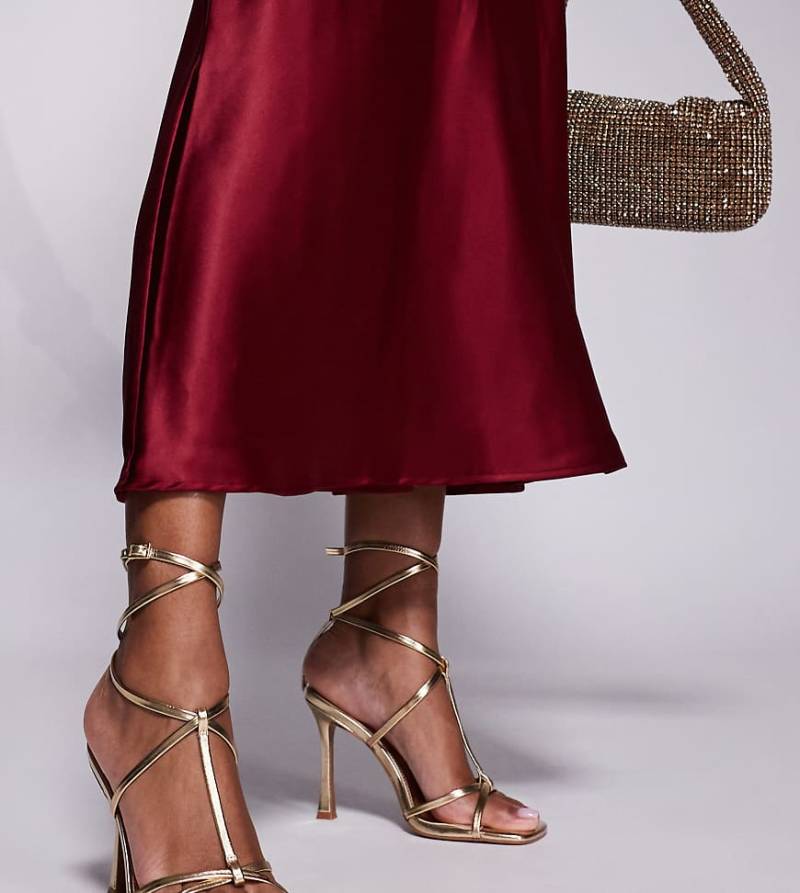 ASOS DESIGN Wide Fit - Nobel - Goldfarbene Sandaletten mit Riemchen in Gitteroptik und hohem Absatz, weite Passform von ASOS DESIGN