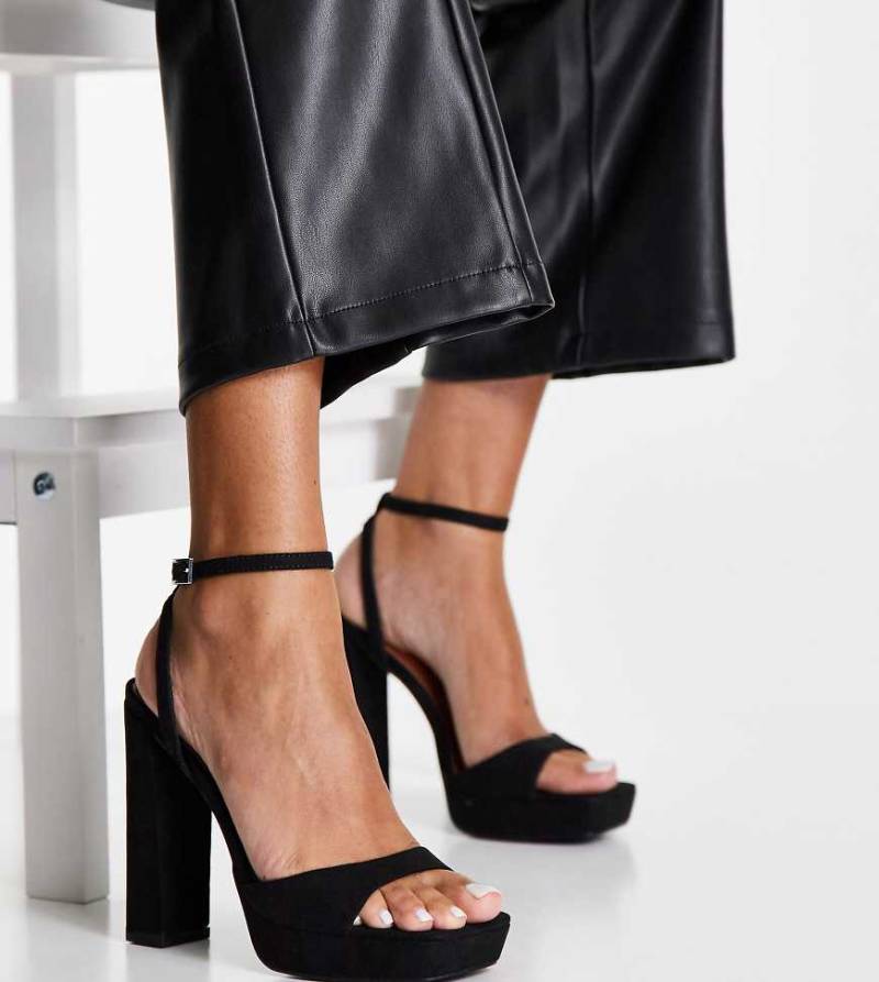 ASOS DESIGN Wide Fit - Noun - Minimalistische Plateau-Sandaletten in Schwarz mit Blockabsatz von ASOS DESIGN Wide Fit