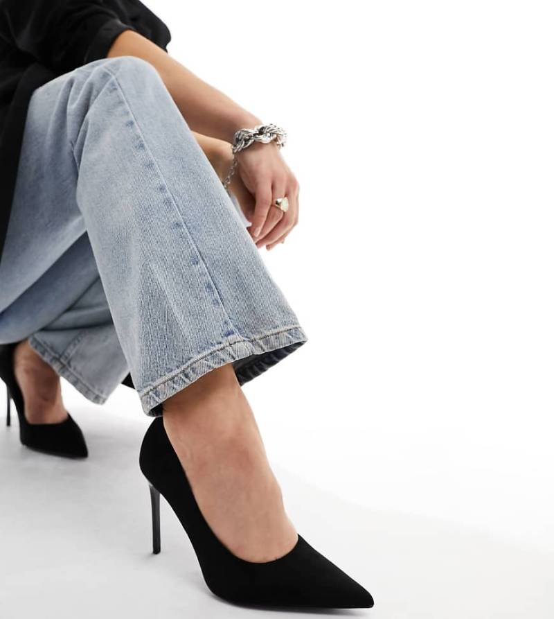 ASOS DESIGN Wide Fit - Paphos - Spitze Pumps aus schwarzem Wildlederimitat mit hohem Absatz, weite Passform von ASOS DESIGN Wide Fit