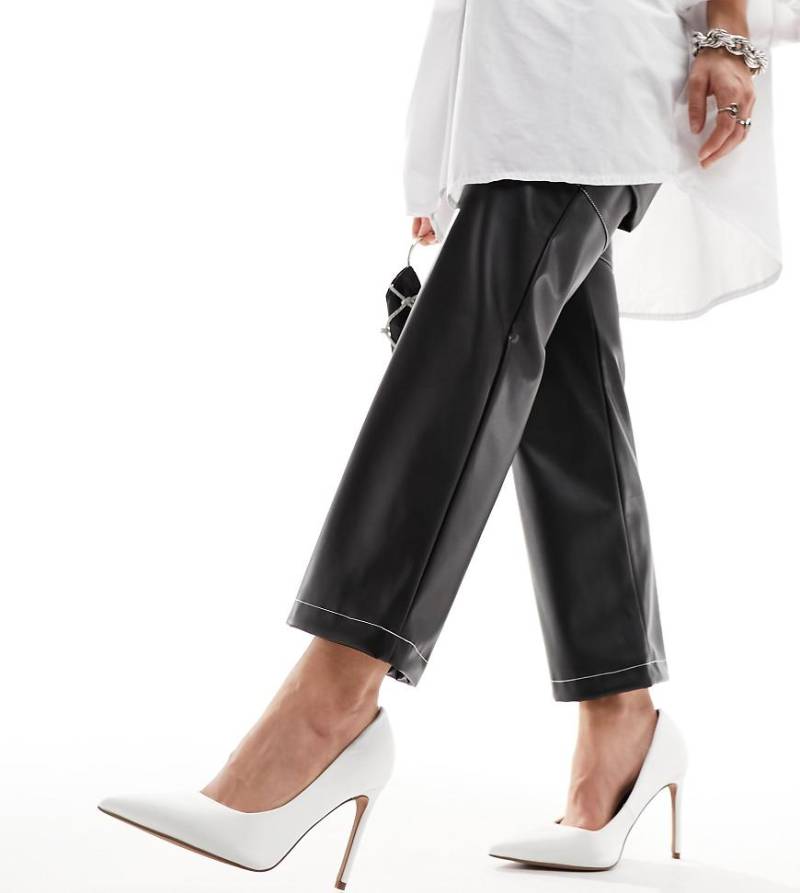 ASOS DESIGN - Wide Fit - Paphos - Spitze Satin-Pumps in Elfenbein mit hohem Absatz-Weiß von ASOS DESIGN Wide Fit