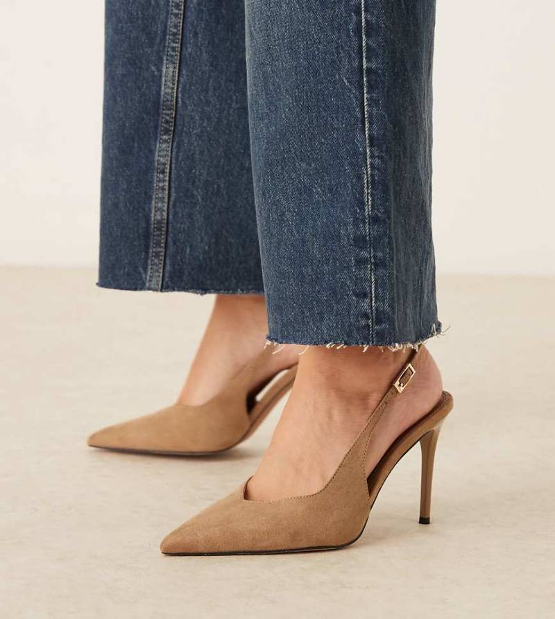 ASOS DESIGN Wide Fit - Phoenix - High Heels aus Wildlederimitat in Taupe mit Fersenriemen-Neutral von ASOS DESIGN