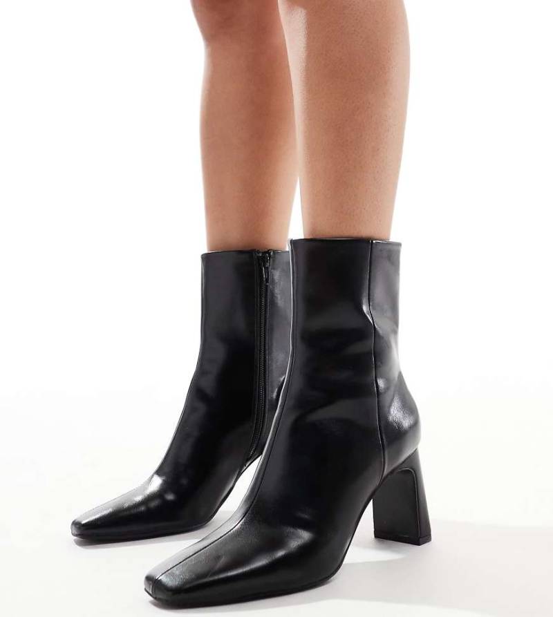 ASOS DESIGN - Wide Fit - Reach Set Back - Stiefel in Schwarz mit mittelhohem Absatz, weite Passform von ASOS DESIGN Wide Fit