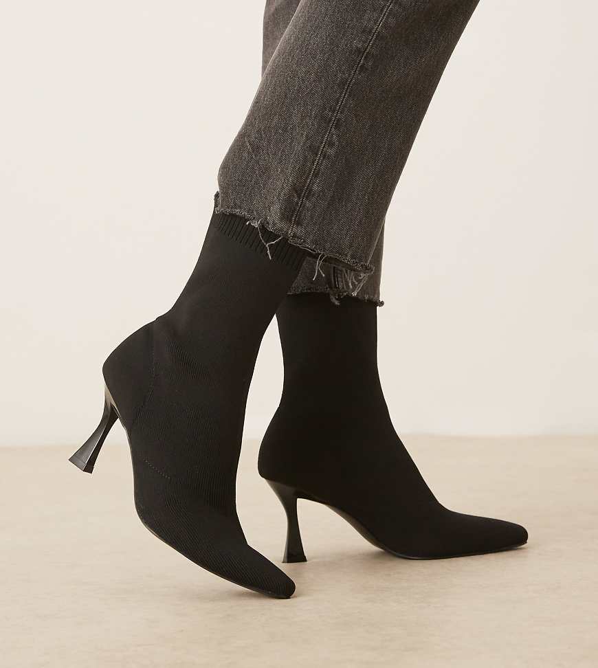 ASOS DESIGN Wide Fit - Reagan - Eng anliegende Stiefel aus Strick in Schwarz mit kantiger Zehenpartie und weiter Passform ASOS DESIGN Wide Fit - Reagan - Eng anliegende Stiefel aus Strick in Schwarz mit kantiger Zehenpartie und weiter Passform von ASOS DESIGN Wide Fit