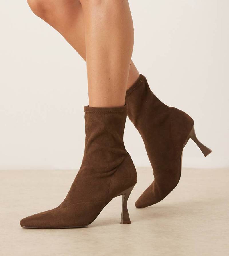 ASOS DESIGN Wide Fit - Reagan - Eng anliegende Stiefeletten aus Wildlederimitat in Schokobraun mit runder Zehenpartie, weite Passform-Brown von ASOS DESIGN Wide Fit
