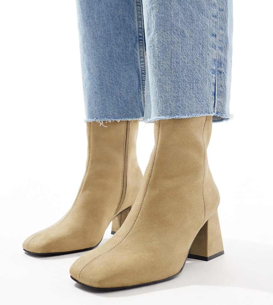 ASOS DESIGN Wide Fit - Record - Elegante Stiefel in Taupe-Grau mit mittelhohem Absatz von ASOS DESIGN Wide Fit