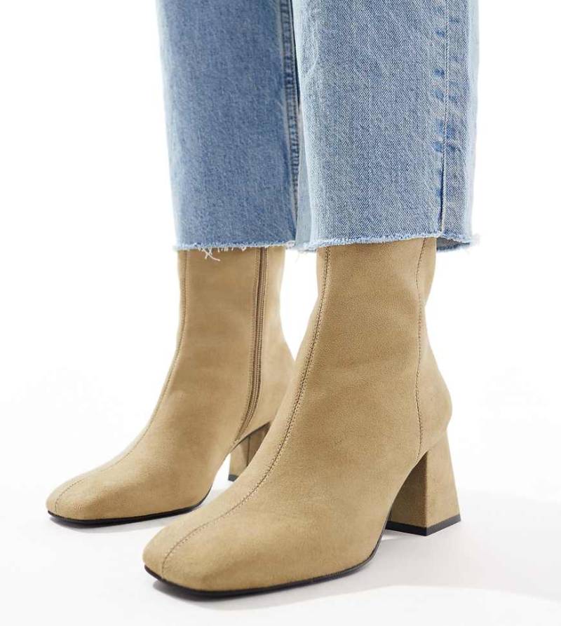 ASOS DESIGN Wide Fit - Record - Elegante Stiefel in Taupe-Grau mit mittelhohem Absatz von ASOS DESIGN Wide Fit