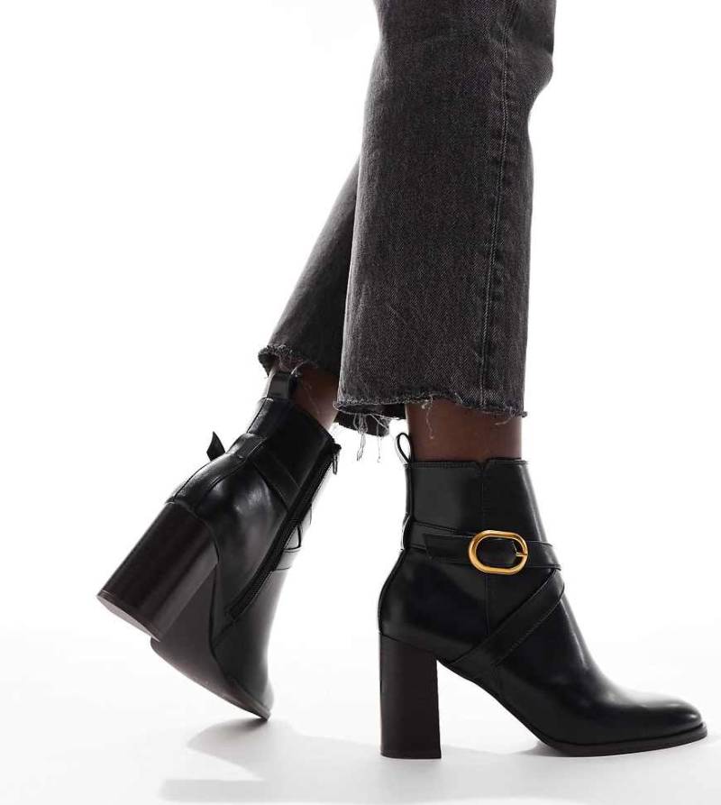 ASOS DESIGN - Wide Fit - Regan - Stiefeletten in Schwarz mit halbhohem Absatz und Schnallendetail von ASOS DESIGN Wide Fit