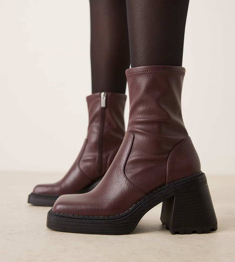 ASOS DESIGN Wide Fit - Reign - Plateau-Stiefel in Burgunderrot mit eckiger Zehenpartie und mittelhohem Absatz, weite Passform von ASOS DESIGN Wide Fit