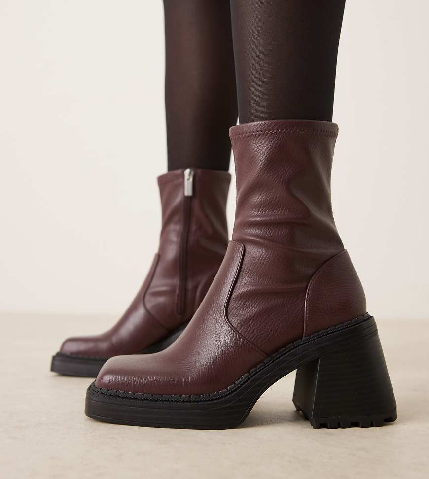 ASOS DESIGN Wide Fit - Reign - Plateau-Stiefel in Burgunderrot mit eckiger Zehenpartie und mittelhohem Absatz, weite Passform von ASOS DESIGN Wide Fit