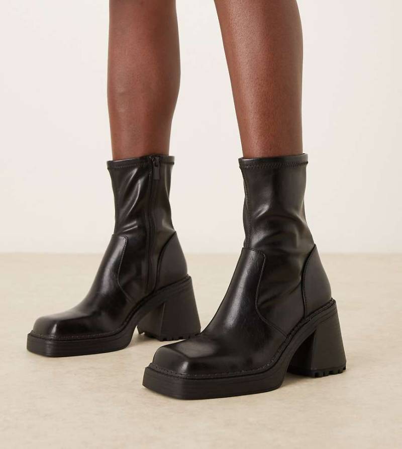 ASOS DESIGN Wide Fit - Reign - Stiefel in Schwarz mit Plateausohle, eckiger Zehenpartie und mittelhohem Absatz, weite Passform von ASOS DESIGN Wide Fit
