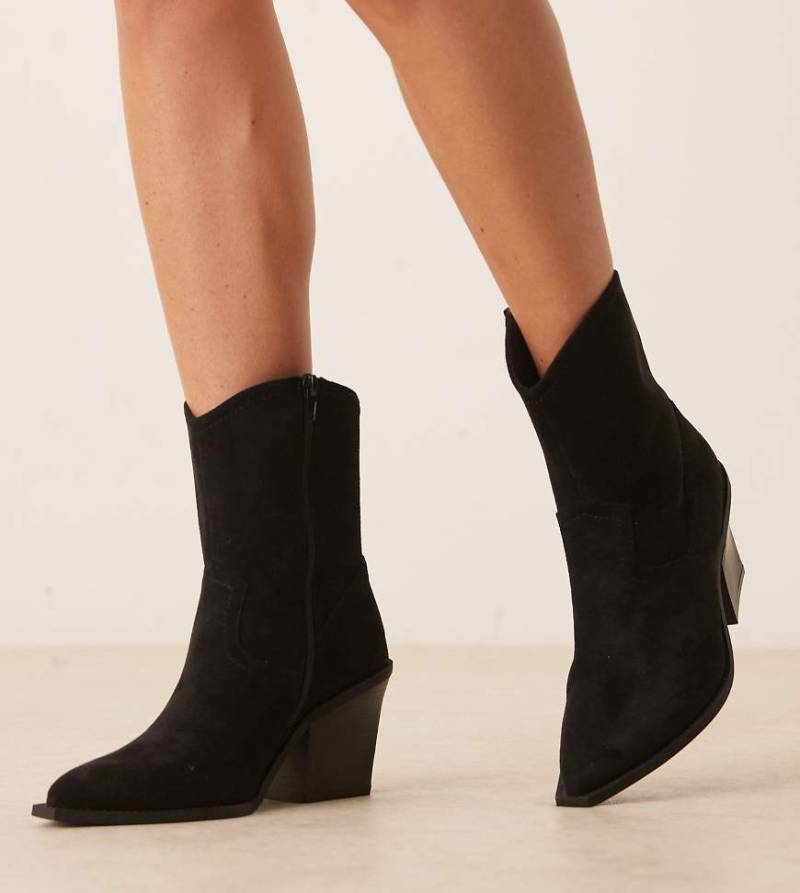 ASOS DESIGN Wide Fit - Remedy - Cowboystiefel aus schwarzem Wildleder mit Absatz, weite Passform von ASOS DESIGN