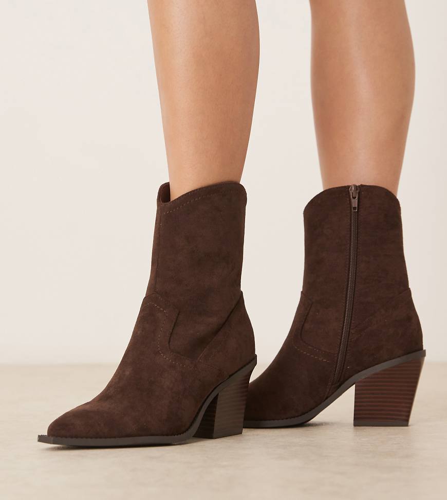 ASOS DESIGN Wide Fit - Remedy - Western-Stiefel in Schokobraun aus Wildlederimitat mit Absatz, weite Passform von ASOS DESIGN