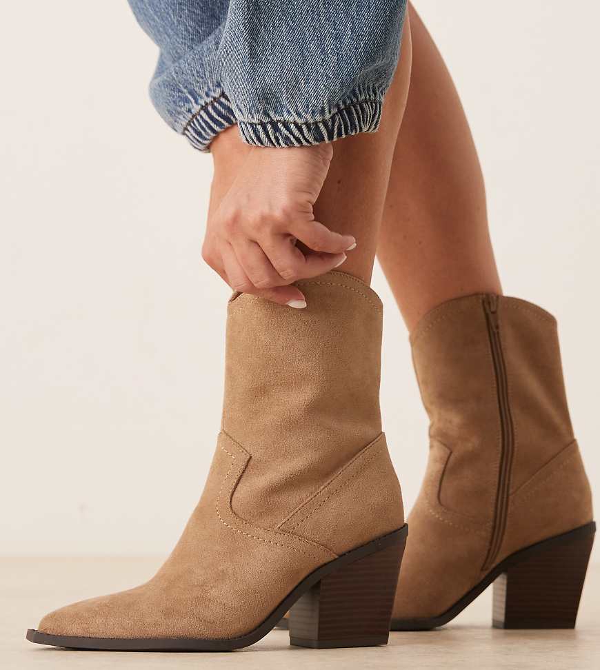 ASOS DESIGN Wide Fit - Remedy - Westernstiefel in Taupe aus Wildlederimitat mit Absatz, weite Passform-Braun von ASOS DESIGN Wide Fit