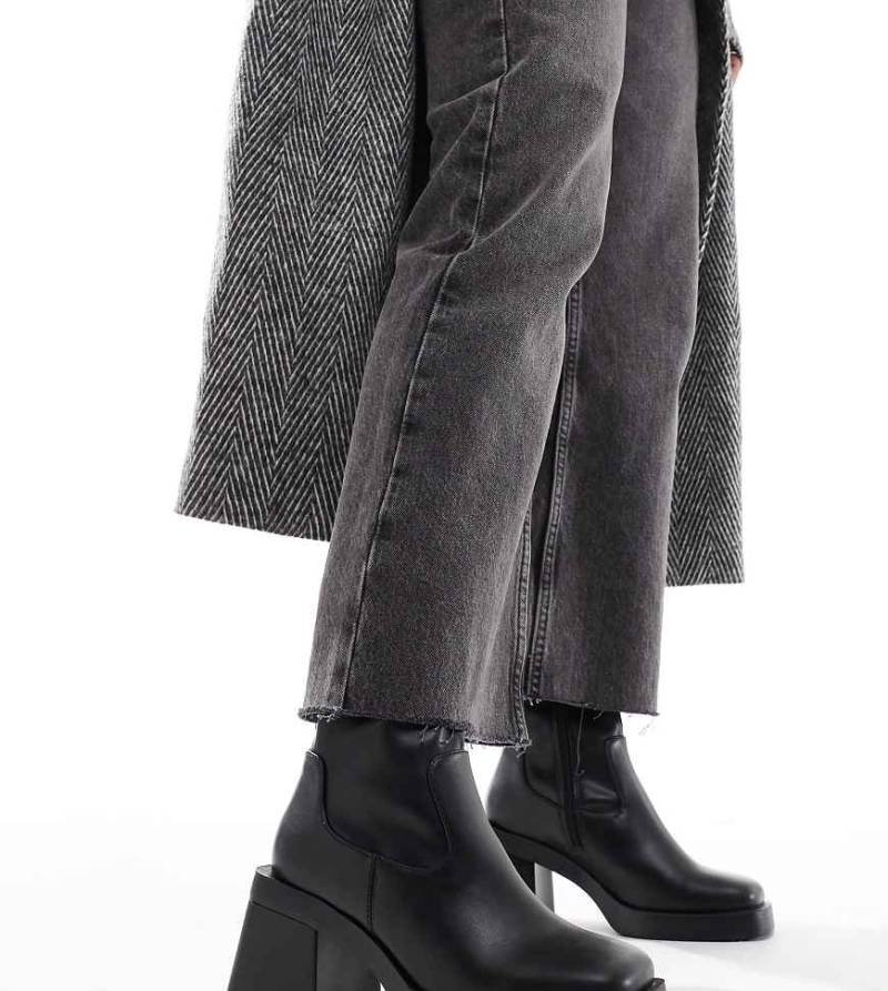 ASOS DESIGN Wide Fit - Rome - Stiefel in Schwarz mit Plateausohle, eckiger Zehenpartie und mittelhohem Absatz, weite Passform von ASOS DESIGN Wide Fit