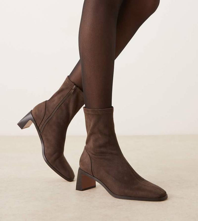 ASOS DESIGN Wide Fit - Rush - Stiefeletten aus Wildlederimitat in Schokobraun mit versetztem Absatz, weite Passform-Brown von ASOS DESIGN