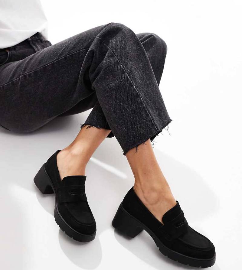 ASOS DESIGN Wide Fit - Scribble - Loafer aus schwarzem Wildlederimitat mit dicker Sohle und mittelhohem Absatz, weite Passform von ASOS DESIGN Wide Fit