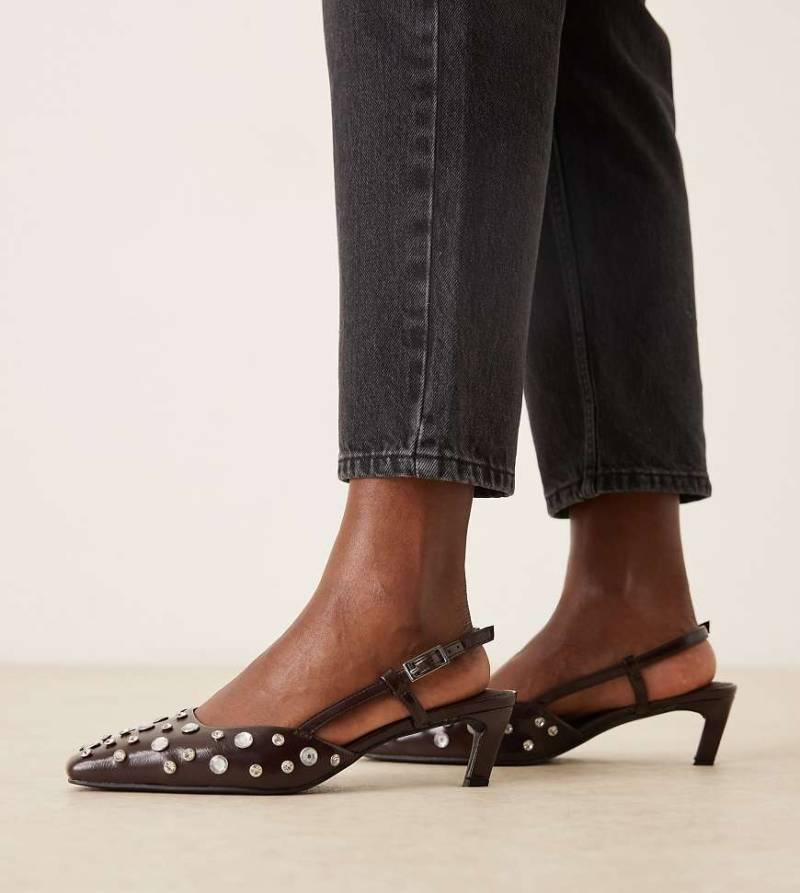 ASOS DESIGN Wide Fit - Shadow - Verzierte Slingback-Schuhe in Schokobraun mit kantiger Zehenpartie und mittelhohem Absatz, weite Passform-Brown von ASOS DESIGN