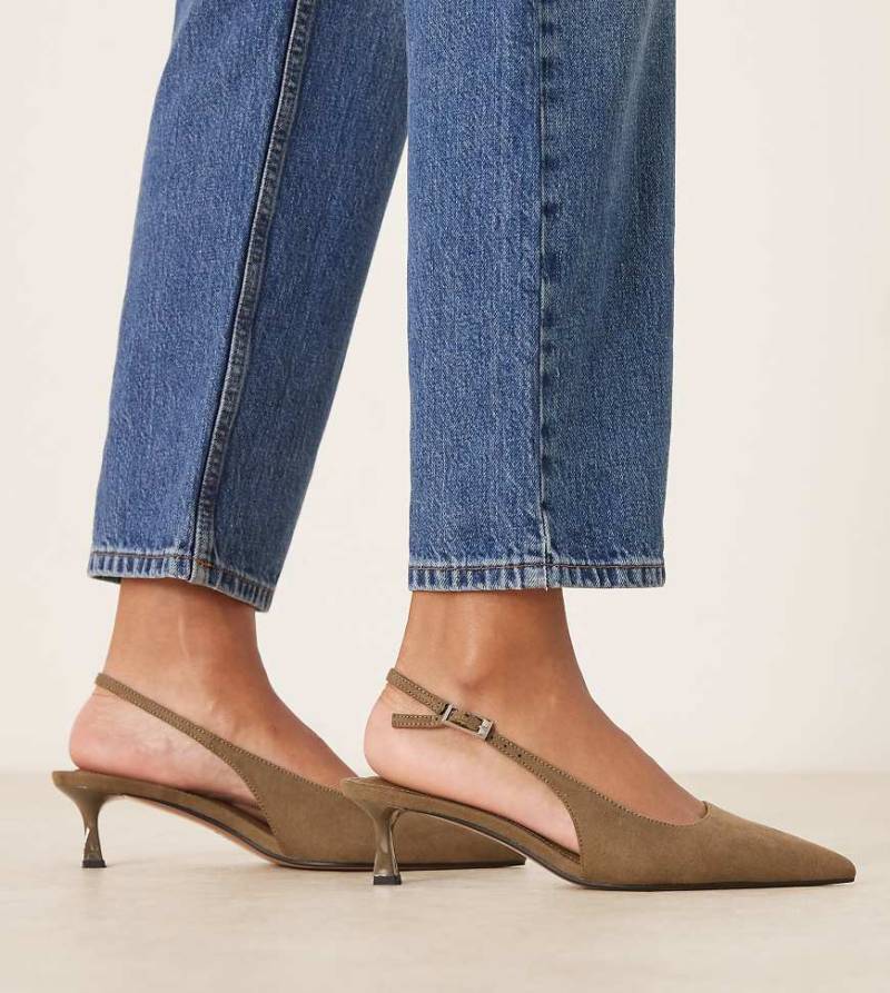 ASOS DESIGN Wide Fit - Skip - Kitten-Heel-Schuhe in Oliv aus Wildlederimitat mit Fersenriemen, weite Passform-Grün ASOS DESIGN Wide Fit - Skip - Kitten-Heel-Schuhe in Oliv aus Wildlederimitat mit Fersenriemen, weite Passform-Grün von ASOS DESIGN Wide Fit