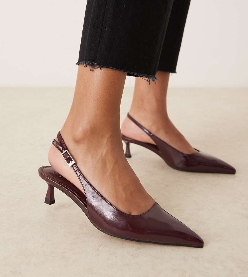 ASOS DESIGN Wide Fit - Skip - Lackschuhe in Burgunderrot mit Fersenriemen und Kitten-Absatz, weite Passform von Asos Design Wide Fit
