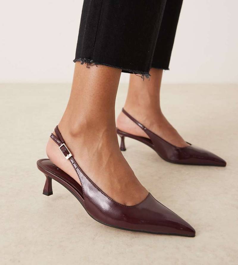 ASOS DESIGN Wide Fit - Skip - Lackschuhe in Burgunderrot mit Fersenriemen und Kitten-Absatz, weite Passform von Asos Design Wide Fit