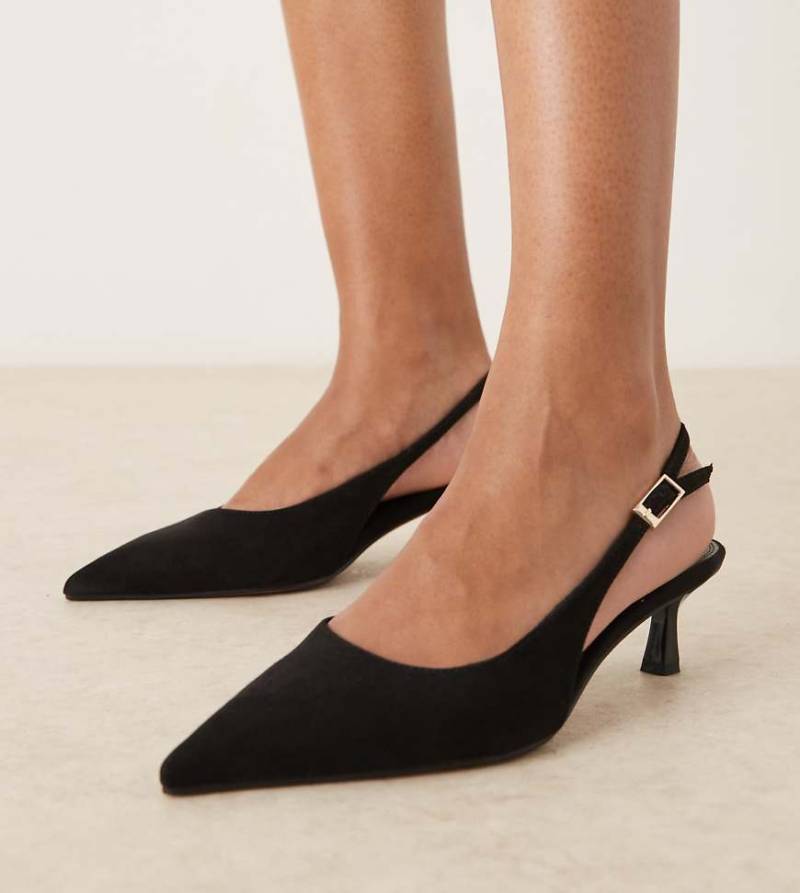 ASOS DESIGN Wide Fit - Skip - Schuhe in Schwarz aus Wildlederimitat mit Fersenriemen und Kitten-Absatz, weite Passform von ASOS DESIGN Wide Fit