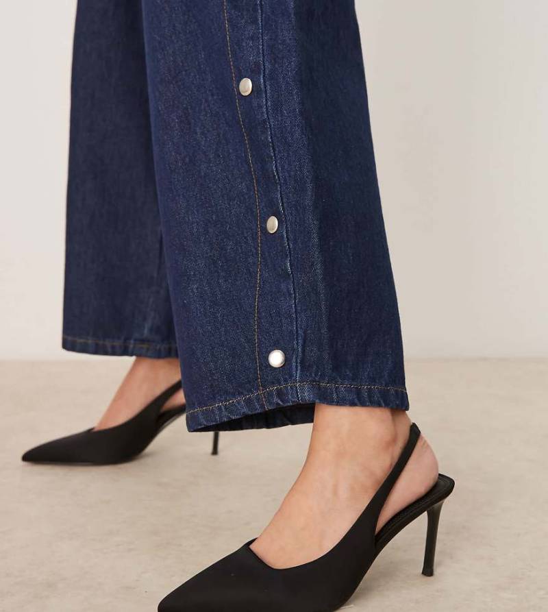 ASOS DESIGN Wide Fit - Spicy - Schuhe in Schwarz mit mittelhohem Stilettoabsatz und Fersenriemen, weite Passform von ASOS DESIGN Wide Fit