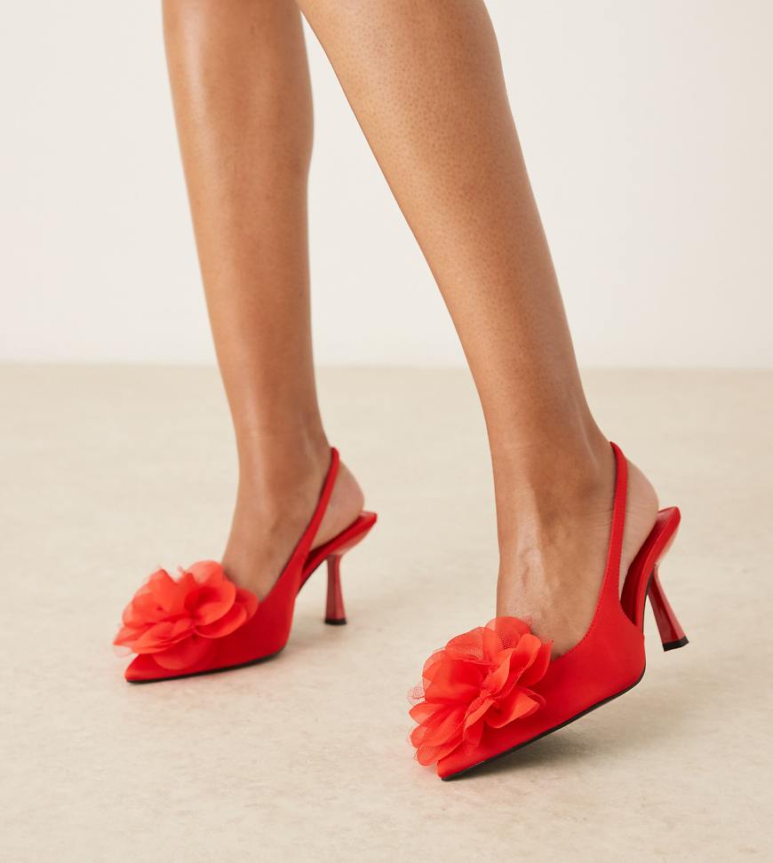 ASOS DESIGN Wide Fit - Sunrise - Schuhe in Rot mit mittelhohem Absatz, Ansteckblume und Fersenriemen, weite Passform von ASOS DESIGN