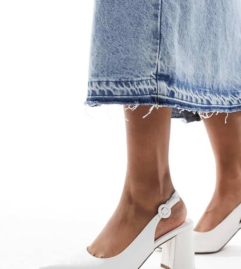 ASOS DESIGN Wide Fit - Sutton - Halbhohe Absatzschuhe mit Fersenriemen in weißer Kroko-Optik, weite Passform von ASOS DESIGN Wide Fit