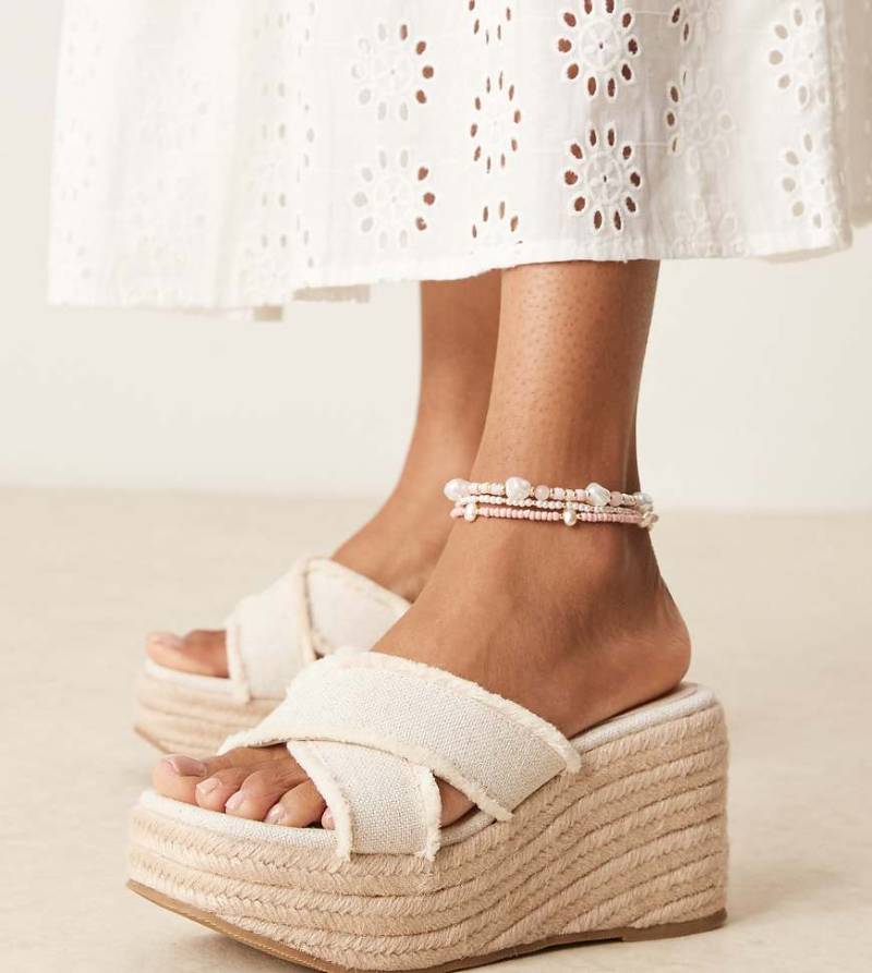 ASOS DESIGN Wide Fit - Twirl - Sandalen in Natur mit überkreuzten Riemen und Keilabsatz, weite Passform-Neutral von ASOS DESIGN