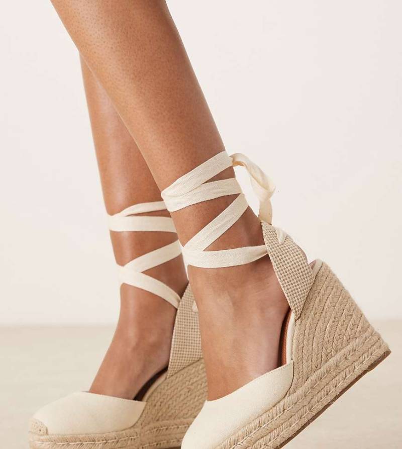 ASOS DESIGN Wide Fit - Tyra - Keilabsatzschuhe mit geschlossener Zehenpartie aus natürlichem Leinen, in weiter Passform-Neutral von ASOS DESIGN Wide Fit