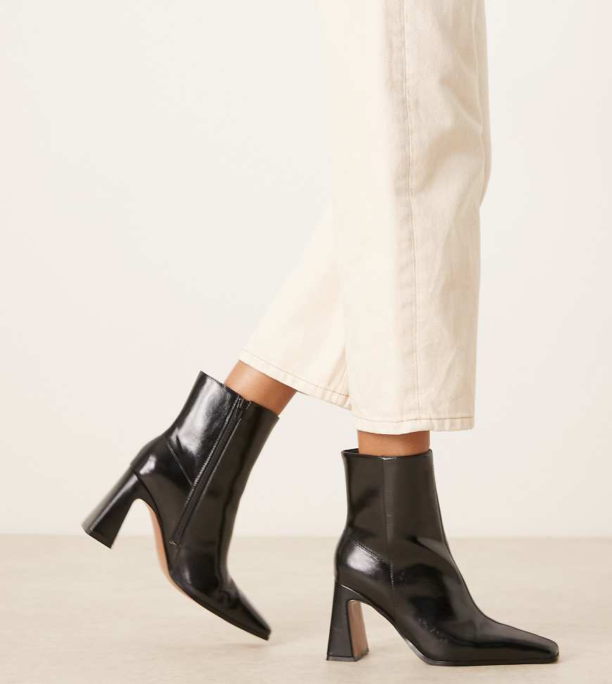 ASOS DESIGN Wide fit - Elodie - Absatzstiefel in Schwarz mit kantiger Spitze, weite Passform von ASOS DESIGN Wide Fit