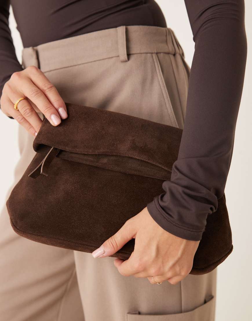 ASOS DESIGN - Wildleder-Clutch in Schokobraun mit gefalteten Ecken und abnehmbarem Crossbody-Riemen-Brown von ASOS DESIGN