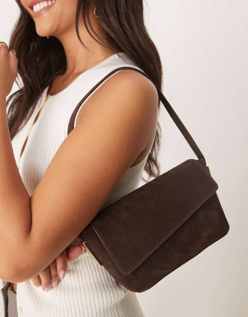 ASOS DESIGN - Wildleder-Schultertasche in SChokobraun mit asymmetrischer Umschlagklappe und Metalldetail am Riemen-Brown ASOS DESIGN - Wildleder-Schultertasche in SChokobraun mit asymmetrischer Umschlagklappe und Metalldetail am Riemen-Brown von ASOS DESIGN