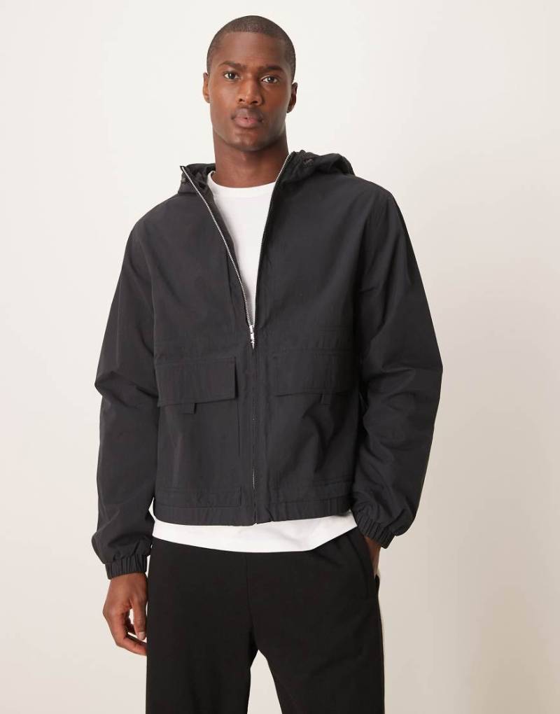 ASOS DESIGN - Windjacke in Schwarz mit Kapuze von ASOS DESIGN