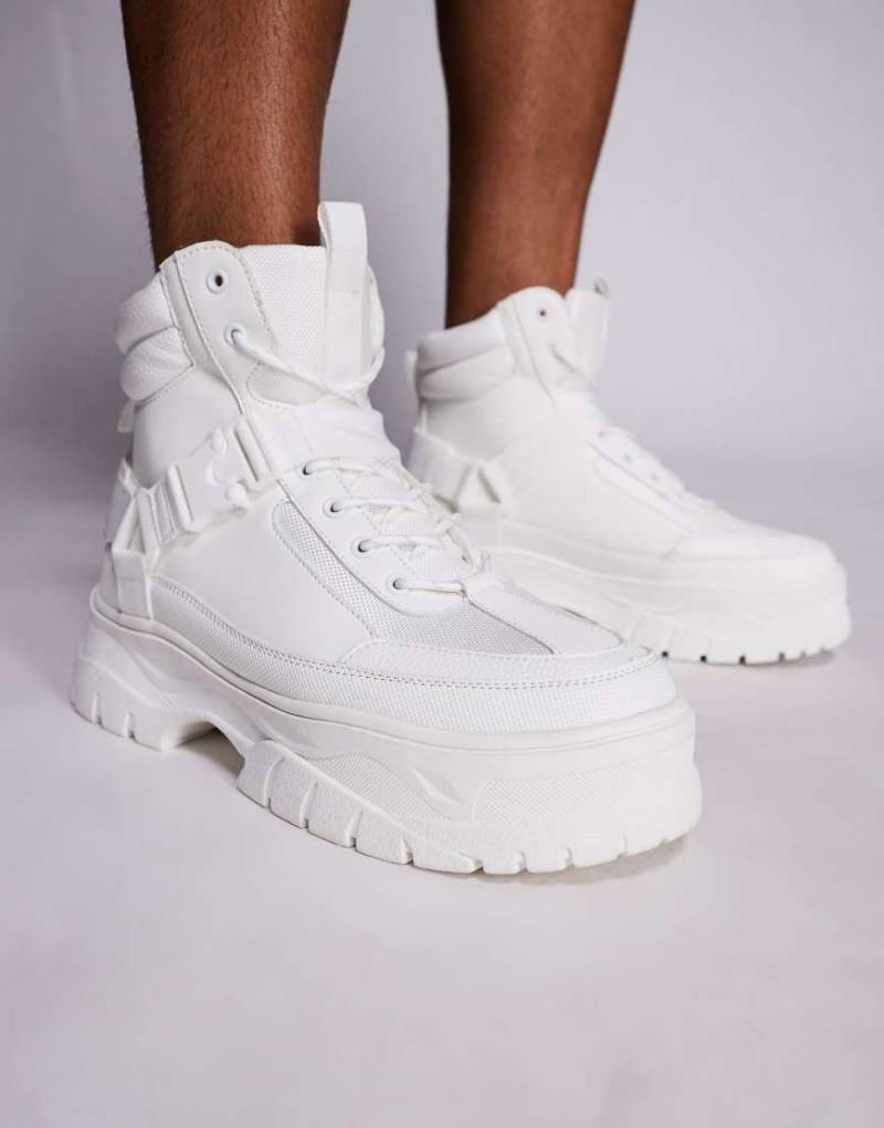 ASOS DESIGN - Worker-Schnürstiefel in Weiß mit dicker Sohle und Riemen von ASOS DESIGN