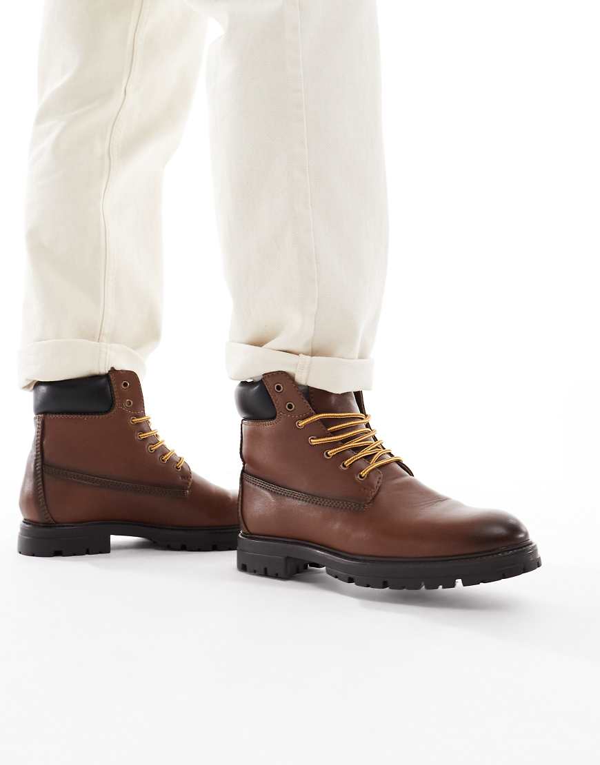ASOS DESIGN - Worker-Stiefel zum Schnüren aus braunem Leder-Brown von ASOS DESIGN