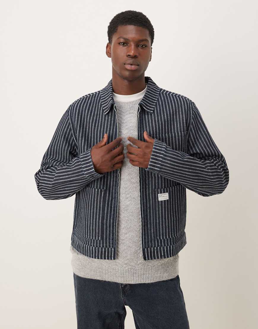 ASOS DESIGN - Workwear-Jeansjacke in dunkelblauer Waschung mit Aufnäher und Nadelstreifen von ASOS DESIGN