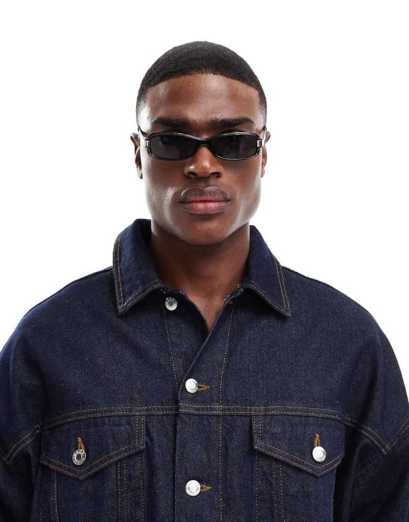 ASOS DESIGN - Racer-Sonnenbrille in Schwarz mit grauen Gläsern von ASOS DESIGN