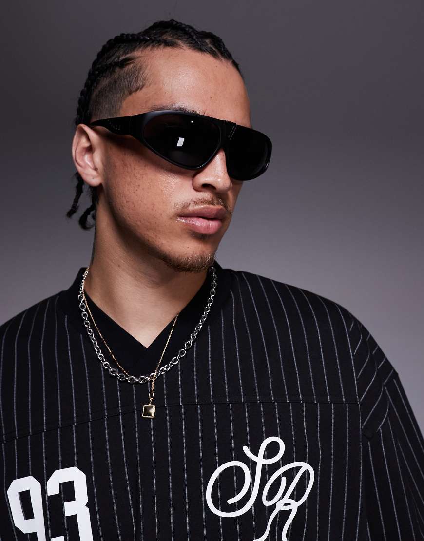 ASOS DESIGN - Festival-Racer-Sonnenbrille in Mattschwarz mit getönten Gläsern von ASOS DESIGN
