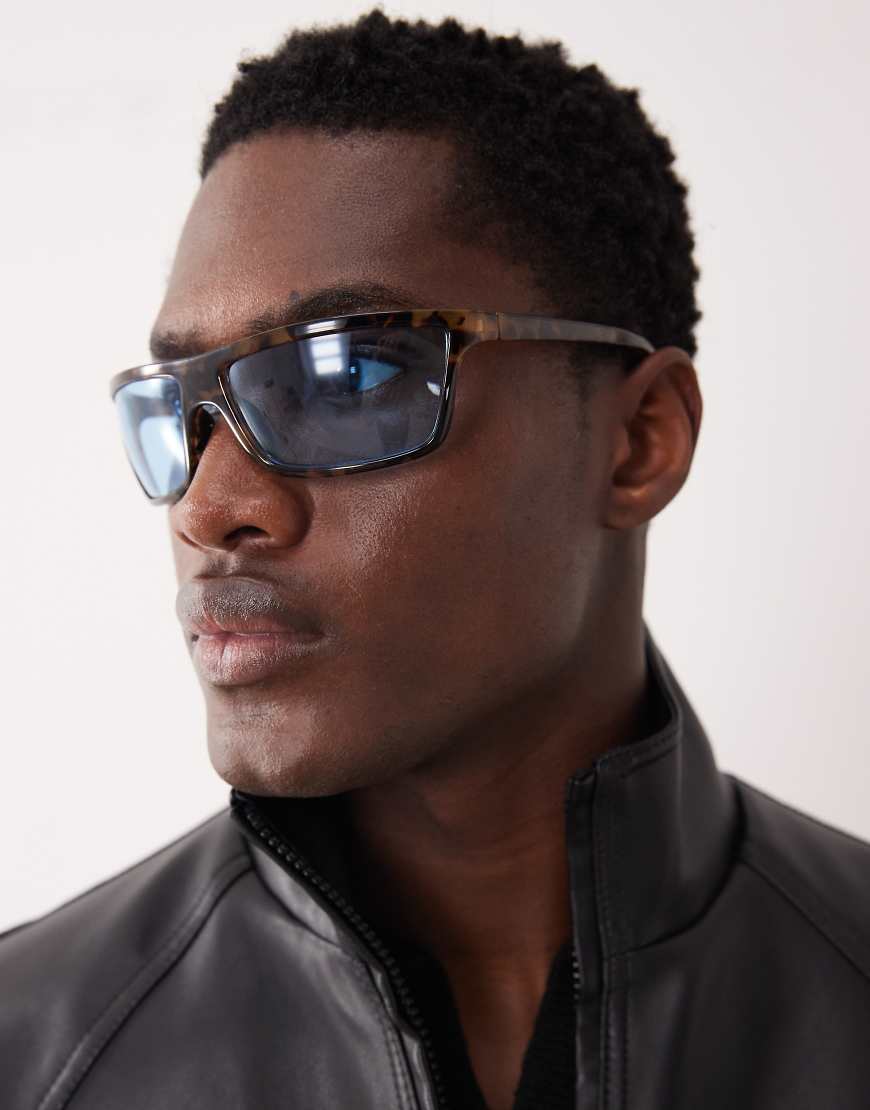 ASOS DESIGN - Wrap-around-Sonnenbrille mit Gestell in Schildpatt-Optik und blauen Gläsern-Brown von ASOS DESIGN