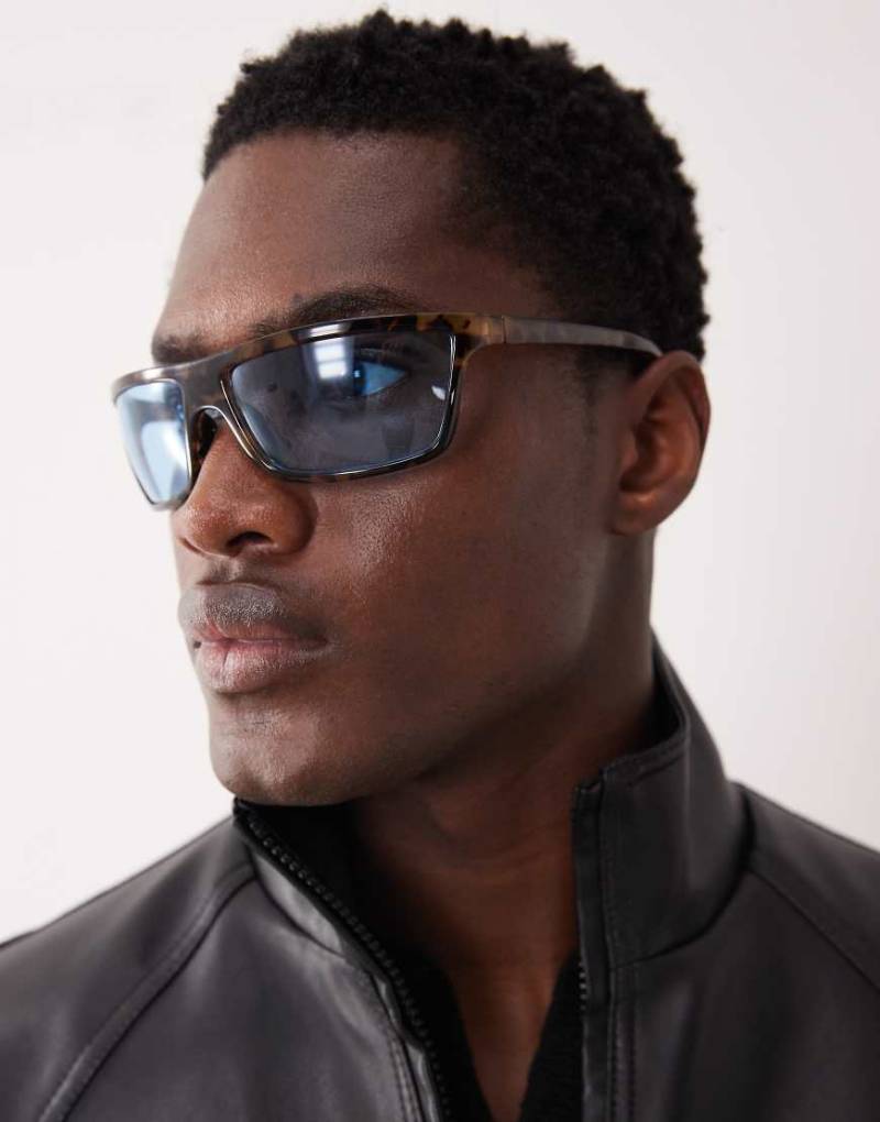 ASOS DESIGN - Wrap-around-Sonnenbrille mit Gestell in Schildpatt-Optik und blauen Gläsern-Brown von ASOS DESIGN