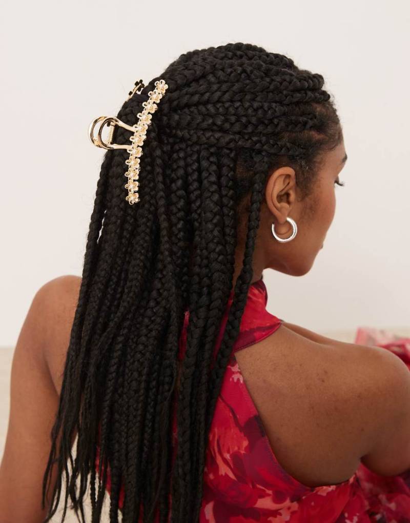 ASOS DESIGN - XL-Haarklammer aus Metall mit Blumendesign und Perlendetail-Goldfarben von ASOS DESIGN
