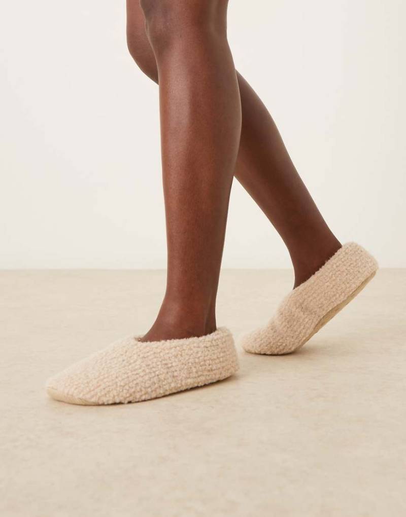 ASOS DESIGN - Zakki - Hausschuhe aus geripptem Teddyfell in Creme-Weiß von ASOS DESIGN