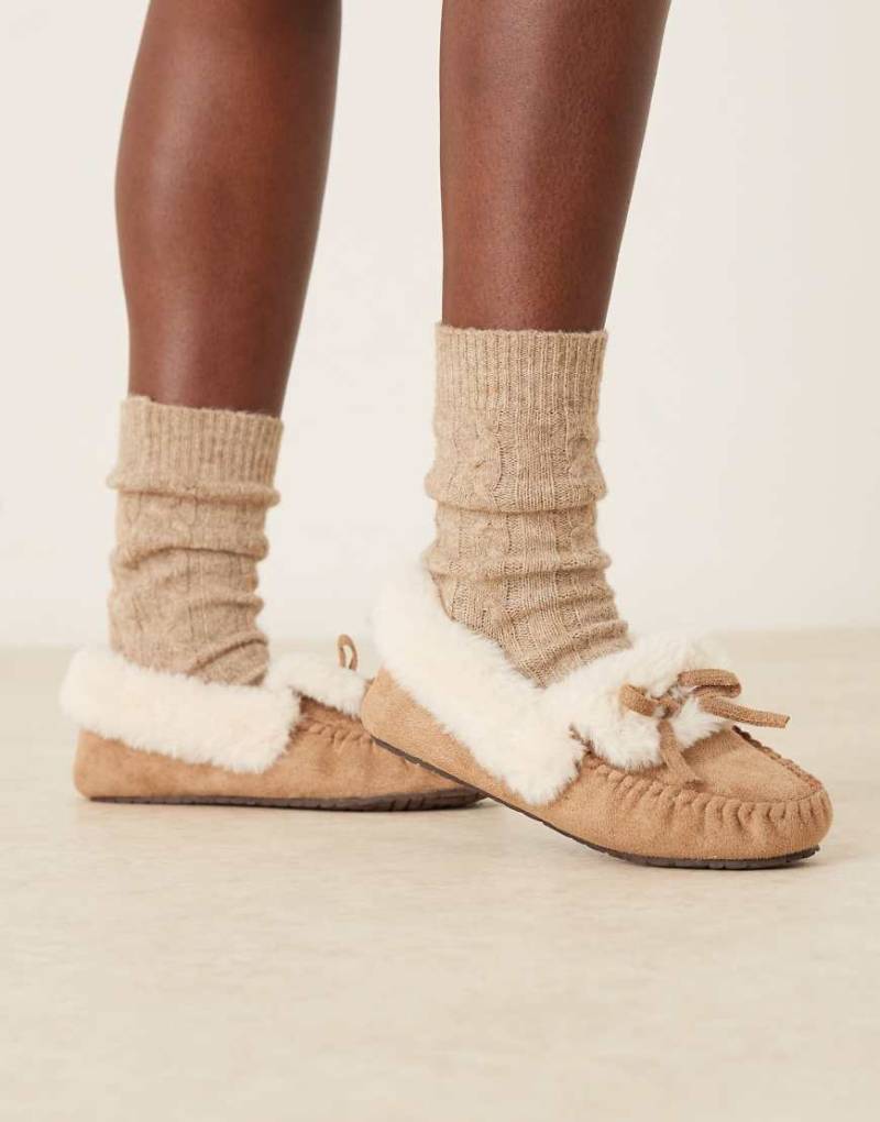 ASOS DESIGN - Zelda - Mokassin-Hausschuhe aus Wildlederimitat in Hellbraun-Brown von ASOS DESIGN